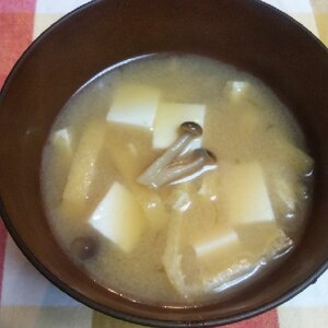 豆腐と油揚げとぶなしめじのお味噌汁